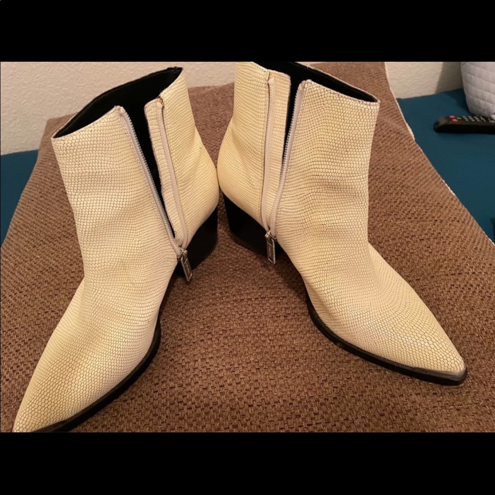 Boots Calvin Klein size 7.5